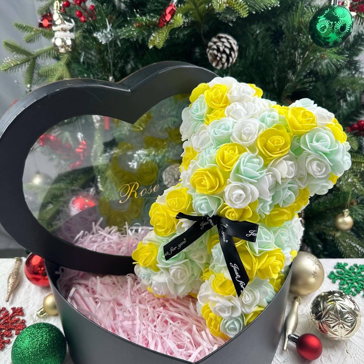 1Ursuleț din Trandafiri Artificiali 25 cm, cu Cutie – Cadou Romantic pentru Valentine’s Day