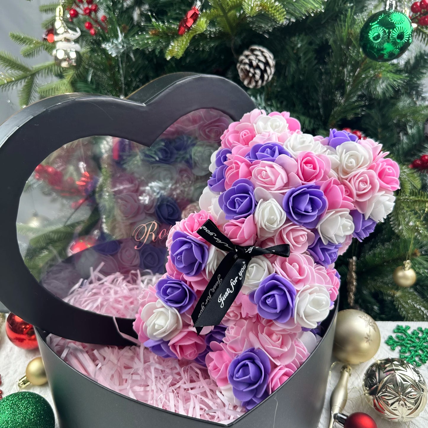 1Ursuleț din Trandafiri Artificiali 25 cm, cu Cutie – Cadou Romantic pentru Valentine’s Day